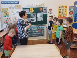 Дети слушают рассказ о блокадном Ленинграде